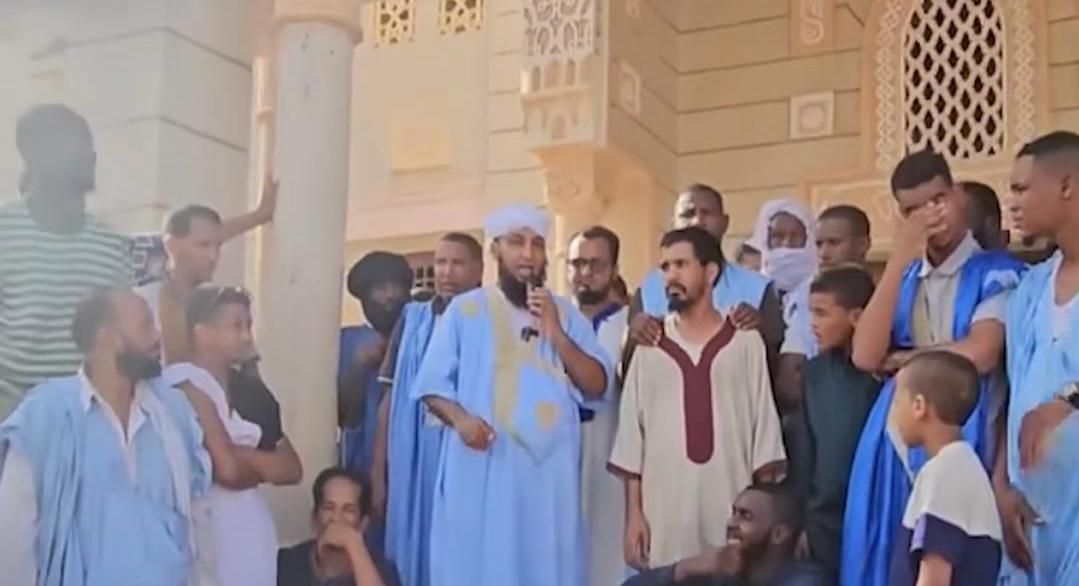 إمام في وقفة ضد اغتصاب طفلة يطالب الغزواني بتطبيق حد الحرابة على الجناة