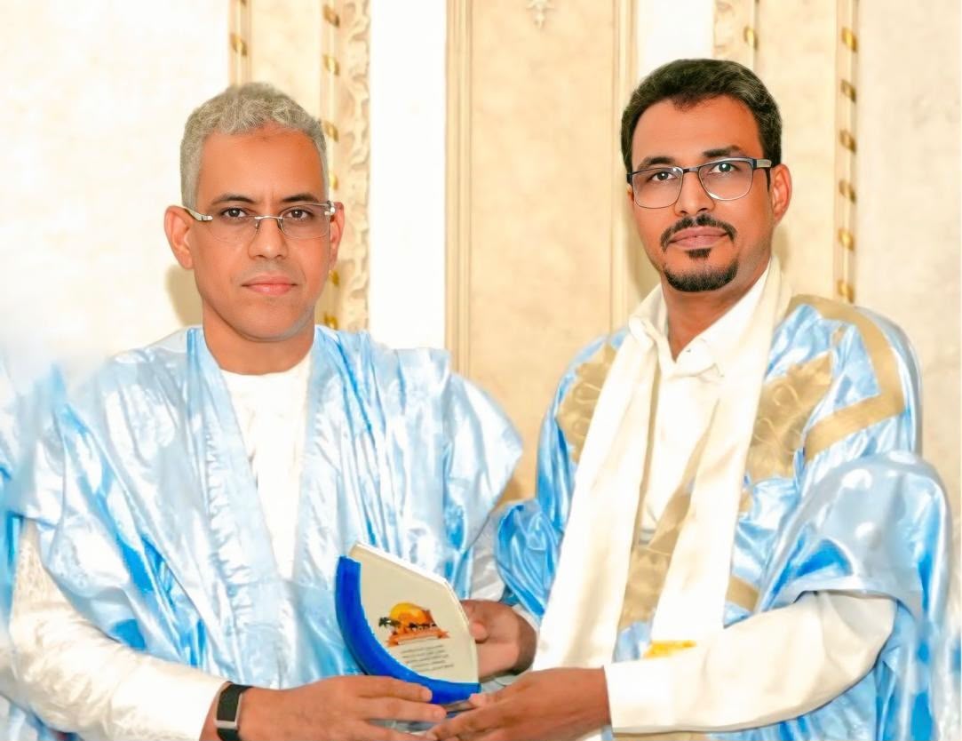 مركز آزلاي الثقافي يكرّم ولد ببانه في الدوحة تقديرًا لجهوده في خدمة الثقافة الموريتانية