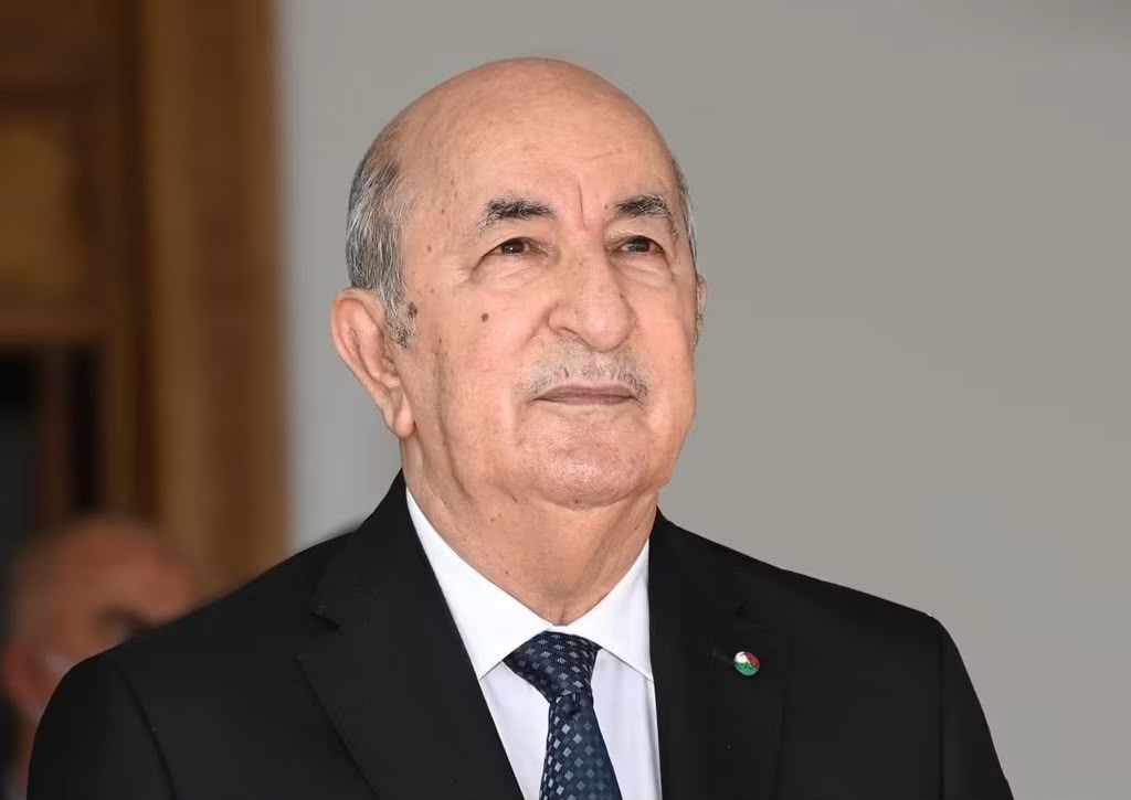 تبون يعلن تحولًا صناعيًا في الجزائر: لا استيراد للبنزين منذ 2023 وسيارة محلية بالكامل بحلول 2028