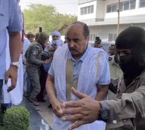 نوبة ضيق تنفس حادة لولد عبد العزيز داخل السجن واستدعاء طبيبه الأخصائي